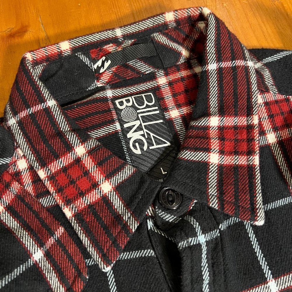 Billabong - Black / Red Plaid Flannel Button Down size Large